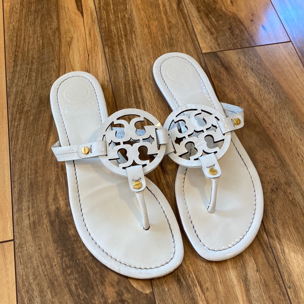 Gorgeous classic Tory Burch cream thing sandal with logo strap size 9.5